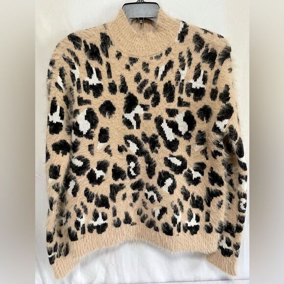 Gianni Bini Sweaters - GB fuzzy leopard print Sweater. Size M. EUC